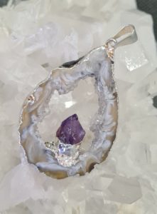 Achatscheibe mit Amethyst